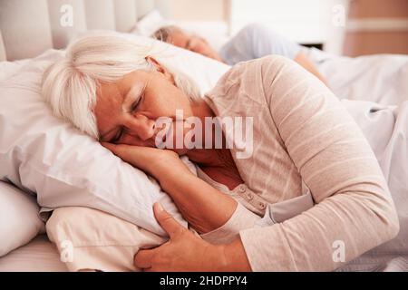dormire, camera da letto, coppia più anziana, dormire, addormentarsi, per dormire, camere da letto, coppie più anziane Foto Stock