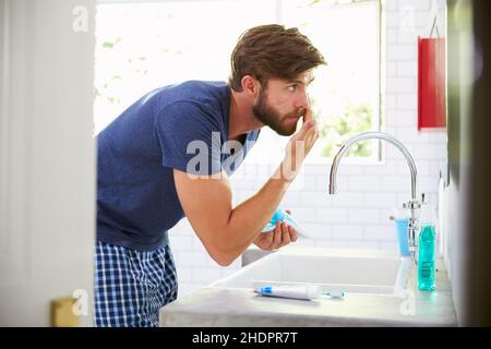 giovane uomo, pulizia della pelle, moisturizer, ragazzo, uomo, uomini, giovani, idratanti Foto Stock