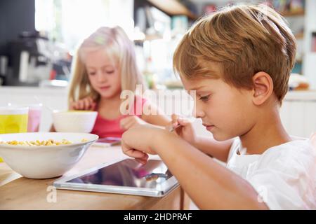 ragazzo, colazione, pc tablet, ragazzi, colazioni, ipad, tablet pc Foto Stock