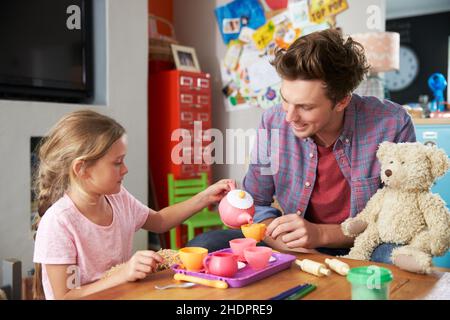 padre, giocando, figlia, festa del tè, papà, padri, gioco, figlie Foto Stock