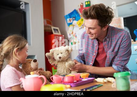 padre, giocando, infanzia, figlia, orsacchiotto, papà, padri, gioco, bambini, capretto, capretti, figlie, orsacchiotti Foto Stock