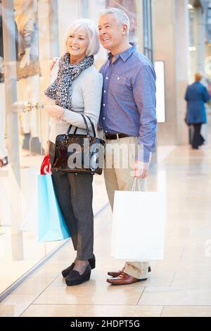 senior, coppia, acquisto e shopping, vetrine, anziani, vecchio, anziani, coppie, acquisto e shopping, negozio, negozi, vetrine, negozi Foto Stock