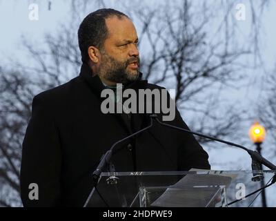 6 gennaio 2022, Washington, District of Columbia, USA: Ben geloso si rivolge alla veglia per la democrazia a lume di candela che ha attirato centinaia al National Mall. I partecipanti hanno ascoltato i membri del Congresso ricordando gli eventi del 6 gennaio 2021 e l'invito a difendere la democrazia. (Credit Image: © sue Dorfman/ZUMA Press Wire) Foto Stock