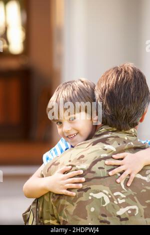 padre, soldato dell'esercito, figlio, ritorno a casa, papà, padri, soldati dell'esercito, truppe, figli Foto Stock