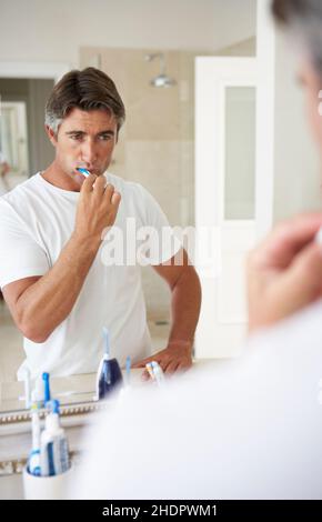 uomo, spazzolino, denti, ragazzo, uomini, spazzolini da denti, dentini per spazzolatura Foto Stock