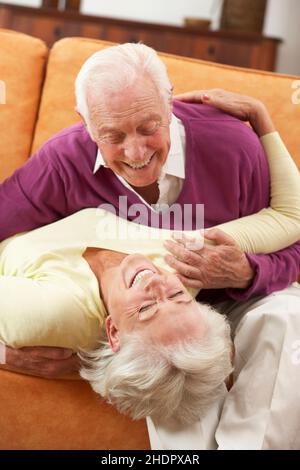felice, amorevole, coppia più anziana, happies, romanzesco, coppie più anziane Foto Stock