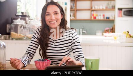 donna, colazione, cereali, tablet pc, femmina, signore, signora, donne, colazioni, cereali, ipad, tablet pc Foto Stock