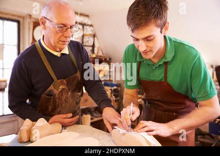 istruzione, tirocinante, maestro, calzolaio, educazione, apprendisti, adept, capo, capoparto, signore, maestri, tecnici, calzaturieri Foto Stock