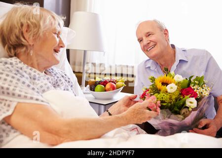 bouquet, visita paziente, coppia più anziana, bouquet, visita pazienti, coppie più anziane Foto Stock