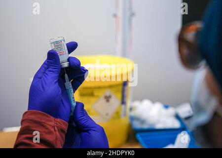 Londra, Regno Unito. 8th Dic 2021. Un vaccinatore ha visto preparare un vaccino di richiamo Covid-19 in un centro di vaccinazione. (Credit Image: © Dinendra Haria/SOPA Images via ZUMA Press Wire) Foto Stock