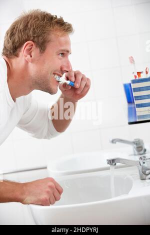 uomo, spazzolino, denti, ragazzo, uomini, spazzolini da denti, dentini per spazzolatura Foto Stock