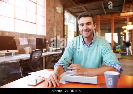 uomo, ufficio e luogo di lavoro, tablet-pc, ragazzo, uomini, ufficio, ufficio e luoghi di lavoro, ufficio e luogo di lavoro, ipad, tablet pc Foto Stock