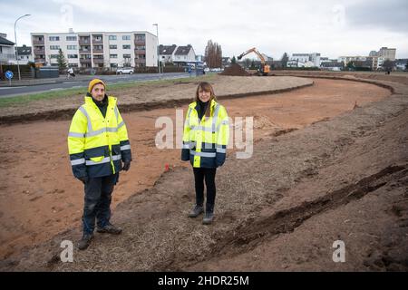 Rodenbach, Germania. 06th Jan 2022. Scott Tucker, archeologo del Free Institute for Applied Cultural Studies, e Elisabeth Faulstich-Schilling, archeologo del Free Institute for Applied Cultural Studies, si trovano in un sito di scavo archeologico in un sito di sviluppo futuro. Sul sito di scavo, persone sconosciute avevano effettuato scavi più proibiti. Credit: Sebastian Gollnow/dpa/Alamy Live News Foto Stock