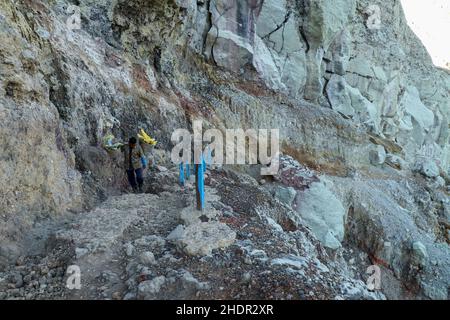 Vulcano Ijen, Banyuwangi Regency, Java, Indonesia, 2 giugno 2021. Il minatore indonesiano di zolfo trasporta il suo carico di 90 kg di zolfo dal pavimento del Foto Stock