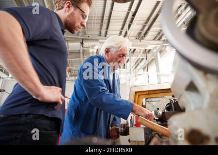 apprendista, spiegando, ingegneristico, maestro, apprendisti, adept, capo, caposquadra, signore, padroni, tecnico Foto Stock