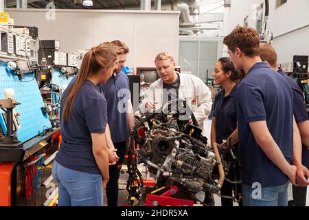 meccanico, tirocinante, responsabile della formazione, sala di produzione, meccanica, tirocinanti, responsabili della formazione, sale di produzione Foto Stock