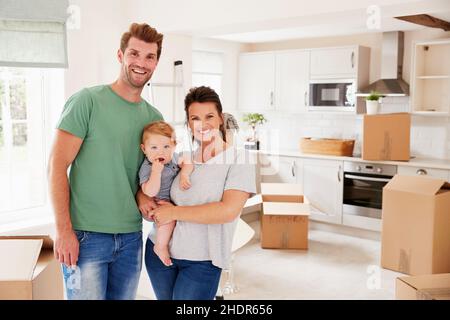 felice, famiglia, muoversi in, nuova casa, happies, famiglie, trasferiscono dentro, traslocando, trasferimento, delocalizzazioni, nuove case Foto Stock