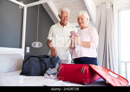 cellulare, vacanze, coppia più anziana, sms, cellulari, vacanze, vacanze, coppie anziane Foto Stock