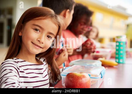 preschool, pausa pranzo, asilo nido, sgabelli, pranzo, pausa pranzo, ora di pranzo Foto Stock