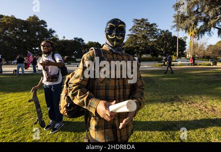 Beverly Hills, Stati Uniti. 06th Jan 2022. Un piccolo gruppo di sostenitori della destra e della pro-Trumper ha tenuto un raduno per celebrare l’insurrezione del gennaio 6 e promuovere i candidati locali alle elezioni locali. 1/6/2022 Beverly Hills, CA., USA (Photo by Ted Soqui/SIPA USA) Credit: Sipa USA/Alamy Live News Foto Stock