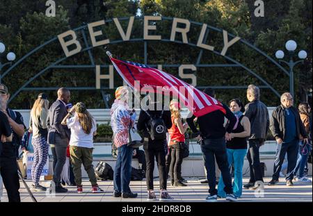 Beverly Hills, Stati Uniti. 06th Jan 2022. Un piccolo gruppo di sostenitori della destra e della pro-Trumper ha tenuto un raduno per celebrare l’insurrezione del gennaio 6 e promuovere i candidati locali alle elezioni locali. 1/6/2022 Beverly Hills, CA., USA (Photo by Ted Soqui/SIPA USA) Credit: Sipa USA/Alamy Live News Foto Stock