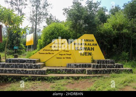 Kawah Ijen, East Java, Indonesia, 2 giugno 2021. Nuovo segno monumento al cancello d'ingresso al cratere Kawah Ijen Foto Stock