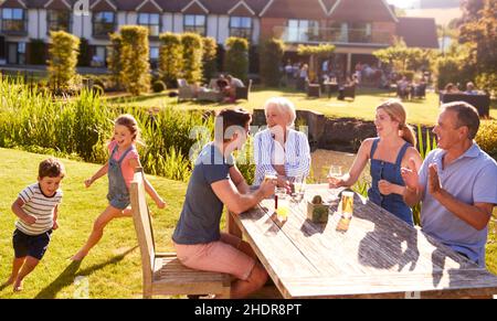 generations, gita in famiglia, birra all'aperto, generazione, birreria all'aperto Foto Stock