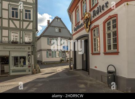 Piccola strada con case a graticcio nel centro storico, Kronberg im Taunus, Germania Foto Stock