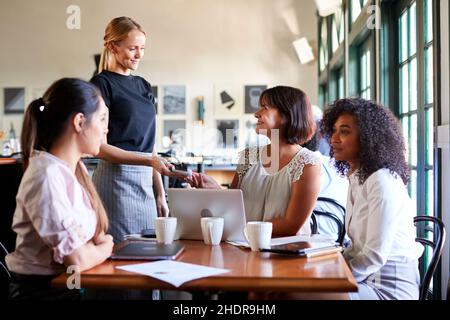 ristorante, carta di credito, cameriera, conferenza di lavoro, ristoranti, carte di credito, conferenze di lavoro Foto Stock