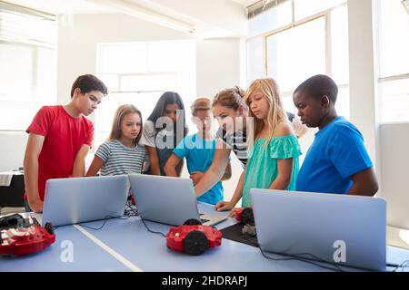 alunni, insegnante, informatica, programmazione, bambini della scuola, presentatore scolastico, insegnanti, scienze informatiche Foto Stock