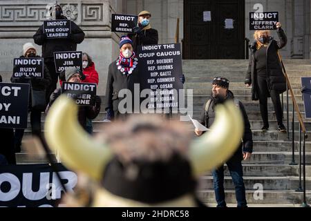 New York, New York, Stati Uniti. 6th Jan 2022. Gli attivisti hanno preso le orde della Biblioteca principale di Manhattan, segnando l'anniversario dell'attacco del 6 gennaio 2021 al Campidoglio degli Stati Uniti. Il gruppo ha invitato il procuratore generale Merrick Garland ad incriminare chi ritiene i "leader del "colpo di stato reale", tra cui Donald Trump, Mark Meadows, Jim Jordan e Ivanka Trump. (Credit Image: © Michaal Nigro/Pacific Press via ZUMA Press Wire) Foto Stock