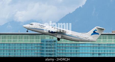 Richmond, British Columbia, Canada. 28th Set 2021. Un jet Summit Air British Aerospace Avro RJ100 (C-GZRJ) decollo dall'Aeroporto Internazionale di Vancouver. (Credit Image: © Bayne Stanley/ZUMA Press Wire) Foto Stock