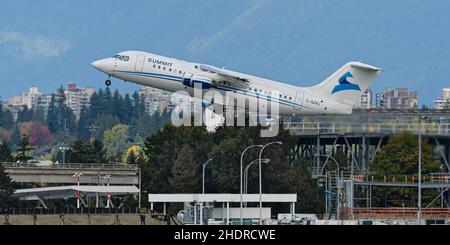 Richmond, British Columbia, Canada. 28th Set 2021. Un jet Summit Air British Aerospace Avro RJ100 (C-GZRJ) decollo dall'Aeroporto Internazionale di Vancouver. (Credit Image: © Bayne Stanley/ZUMA Press Wire) Foto Stock