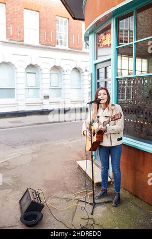 cabaret, street busker, chitarra, cabarets, buskers, suonare le chitarre Foto Stock