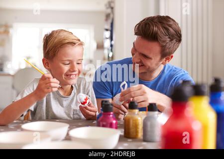 padre, uovo di pasqua, pittura, figlio, papà, padri, uova di pasqua, disegno, figli Foto Stock