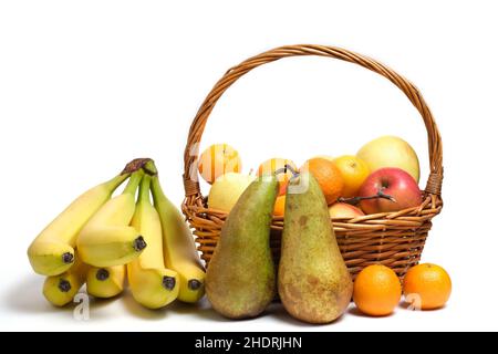 Abbondante frutta fondo bianco in cestino di vimini, mele, pere, agrumi e banane Foto Stock