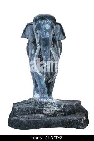 Antica scultura isolata di elefante, pieno corpo e vista frontale, pietra intemperie. Scultura di elefante per decorazione giardino su sfondo bianco. Foto Stock