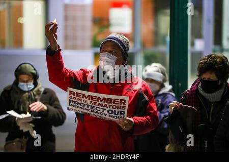 Reading, Stati Uniti. 06th Jan 2022. Un uomo ha un segno durante una veglia a lume di candela a Reading, Pennsylvania, il 6 gennaio 2022. Circa 50 persone hanno partecipato alla "Veglia per la democrazia del gennaio 6" di Reading in occasione del primo anniversario dell'insurrezione al Campidoglio degli Stati Uniti. (Foto di Paul Weaver/Sipa USA) Credit: Sipa USA/Alamy Live News Foto Stock