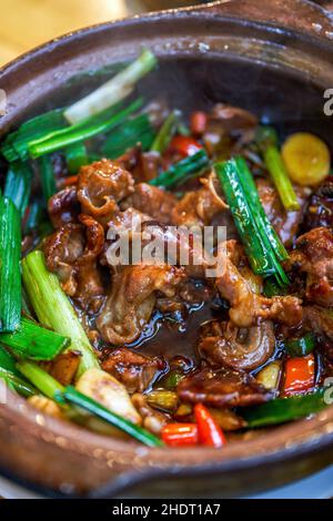 Una pentola di deliziosa autentica cucina cantonese tradizionale, Keijia pot, carne magra di maiale Foto Stock