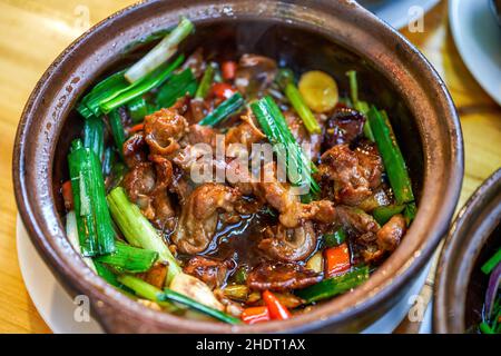 Una pentola di deliziosa autentica cucina cantonese tradizionale, Keijia pot, carne magra di maiale Foto Stock