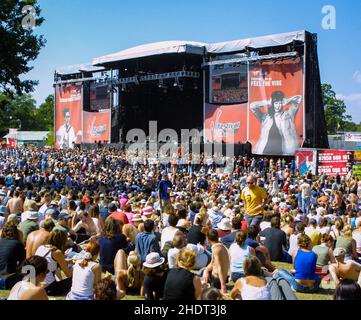 La folla che guarda il Main Stage, V2003, Hylands Park, Chelmsford, Essex, Regno Unito - 17 agosto 2003 Foto Stock