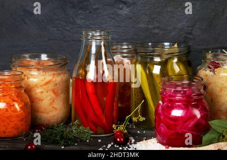 Cibo fermentato su tavola di legno. Alta fonte di probiotici. Vista frontale Foto Stock