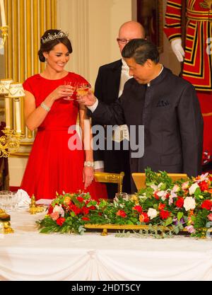 Foto di archivio dtated 20/10/2015 del presidente cinese Xi Jinping con la duchessa di Cambridge ad un banchetto di stato a Buckingham Palace, Londra. La Duchessa di Cambridge è stata elogiata per la sua "visione e il suo impegno" nella creazione di una nuova istituzione per sostenere lo sviluppo dei primi anni dei bambini prima delle celebrazioni del suo 40th compleanno. Data di emissione: Venerdì 7 gennaio 2022. Foto Stock