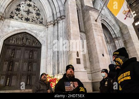 New York, NY - 6 gennaio 2022: Un piccolo gruppo di sostenitori di Trump si riuniscono di fronte alla Cattedrale di San Patrizio per la veglia in occasione dell'anniversario dell'insurrezione, sono stati confrontati da un piccolo gruppo di membri Uniti contro il razzismo e il fascismo-NYC Foto Stock