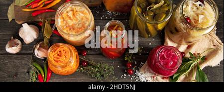 Cibo fermentato su tavola di legno. Alta fonte di probiotici. Foto Stock