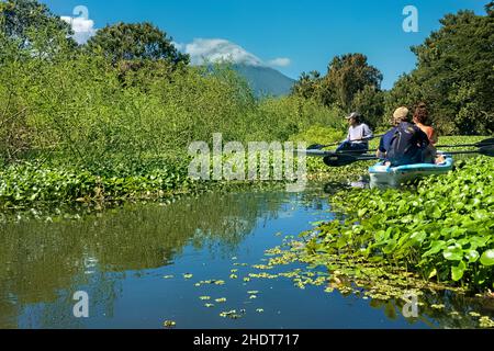 Kayak sul Rio Istian, Isola di Ometepe, Nicaragua Foto Stock