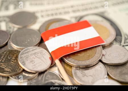 Pila di monete con bandiera austriaca sulla banconota da dollari USA. Foto Stock