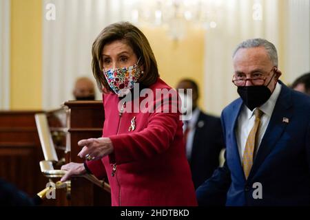 Casa Speaker Nancy Pelosi di Calif., a sinistra, E il leader della maggioranza del Senato Chuck Schumer della N.Y., giusto, arriva a parlare all’inizio di una discussione con gli storici Doris Kearns Goodwin e Jon Meacham sulla Capitol Hill a Washington, giovedì 6 gennaio, su come “stabilire e preservare la storia del 6th gennaio”. L’evento ha segnato il primo anniversario dell’insurrezione del Campidoglio degli Stati Uniti, il violento attacco da parte dei sostenitori di Trump che ha fondamentalmente cambiato il Congresso e sollevato preoccupazioni globali sul futuro della democrazia americana. Foto di Susan Walsh/Pool/ABACAPRESS.COM Foto Stock