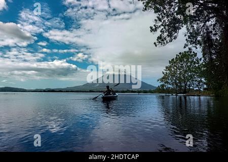 Kayak sotto il Vulcano Concepcion sul Lago Nicaragua, Isola di Ometepe, Nicaragua Foto Stock