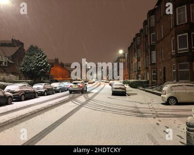 Vista generale di una strada a Glasgow coperta di neve. L'ufficio MET ha emesso un avvertimento giallo di neve e ghiaccio per gran parte della Scozia, avvertendo che frequenti nevischio, grandine e docce di neve possono causare un po 'di disturbo per viaggiare durante il Venerdì mattina. Data foto: Venerdì 7 gennaio 2022. Foto Stock